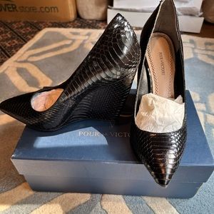 Pour La Victoire Lozanne Snake Calf Black wedges
